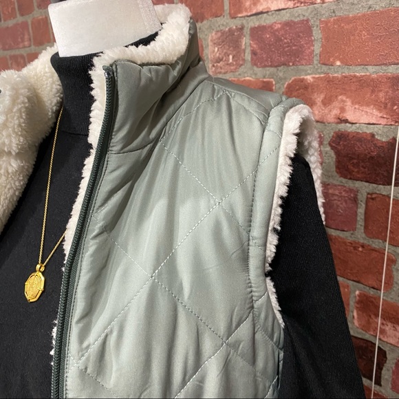 XS Reversible Sherpa Sage Green Zip Up Vest - Picture 4 of 17